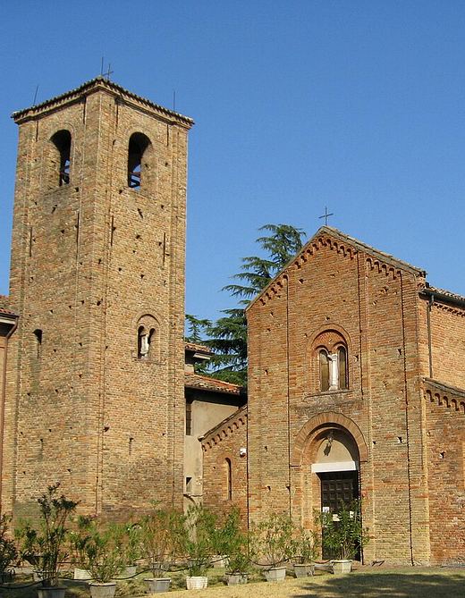 La pieve romanica di Santa Maria in Acquedotto con il campanile in mattoni